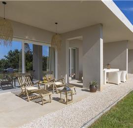Luxury 4-Bedroom Villa with generous sized Infinity Pool near Buje, Istria. Sleeps 8